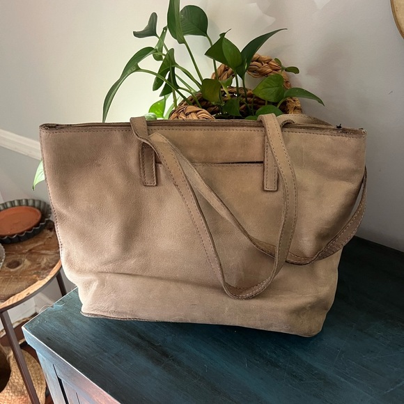 FashionABLE  Local + Global leather shoulder bag. Zipper closure - Picture 1 of 7